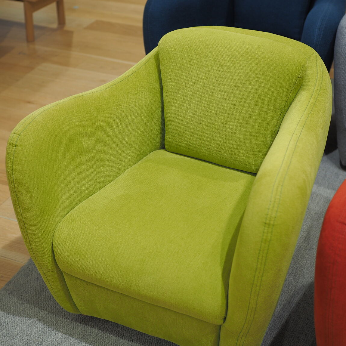 直江津】個性的なカラーとフォルム｜IDEE ミニ ミラー アーム チェア